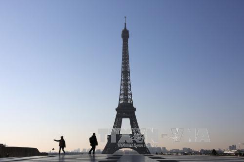 Tháp Eiffel tắt đèn tưởng niệm nạn nhân khủng bố Anh